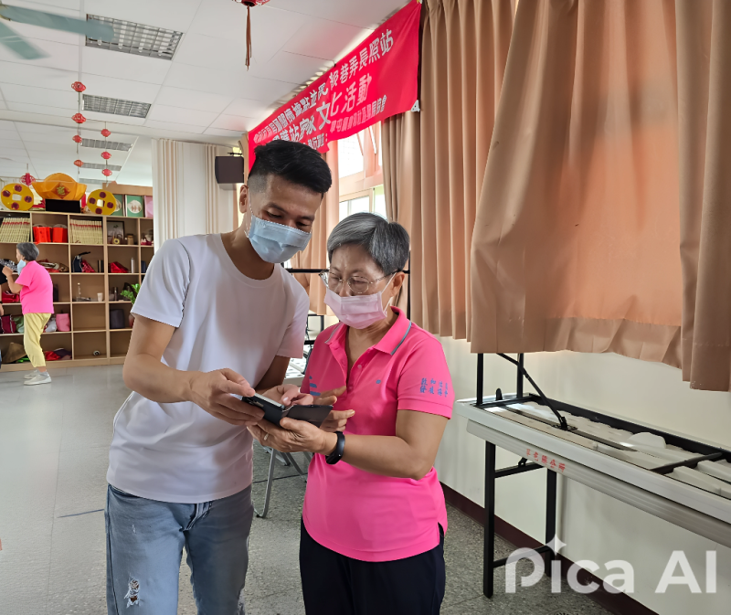 講師手把手幫長輩操作LINE安全設定。