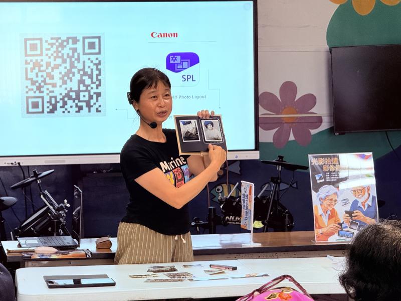 七美人講師拿家中傳承的過去的黑白照片作為範例講解