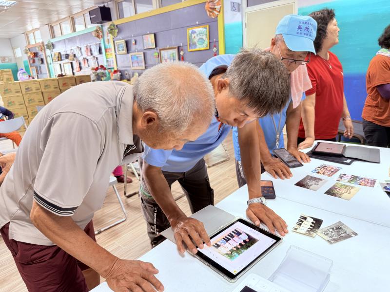 銀髮學員實際操作運用數位工具轉換色彩