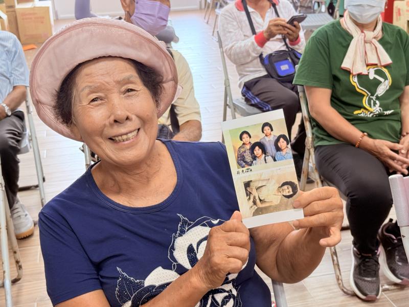 銀髮學員完成的作品，與朋友的合照