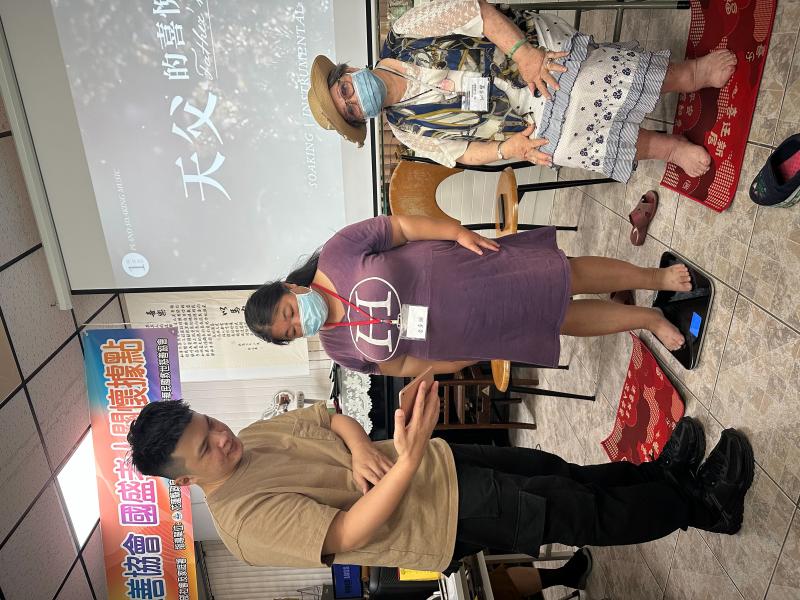 課堂中老師帶領大家使用體脂計進行量測，認識身體組成數據，學員們對自己身體狀況有了更清楚的了解，也開始重視日常健康管理。