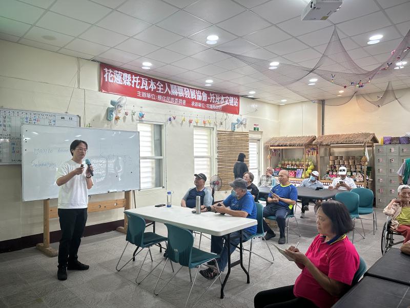 7/3在托瓦本文化健康站，由鍾自祥老師帶來《數位生活大補帖》課程，20位長者齊聚一堂，體驗AI科技如何應用在日常生活中，氣氛熱絡又新鮮！