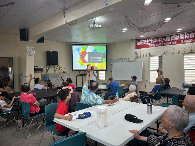 課堂中老師示範AI對話查詢旅遊資訊，從景點介紹到交通路線，學員們驚呼連連，發現原來AI也能變成旅遊小秘書！