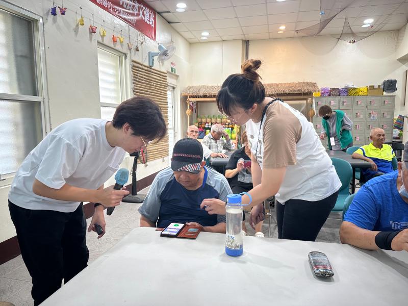 最後進行AI生圖體驗，長輩們輸入關鍵字後看見圖片生成的瞬間都笑開懷，紛紛說出「我也要畫一張！」課堂充滿驚喜與創意火花✨