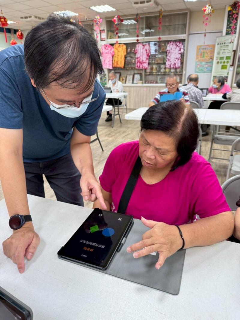 簡單操作，長輩也能輕鬆上手。研究指出，持續刺激腦部認知活動有助延緩失智發生。現在就邀請家人一起下載「每日腦點心」，訓練注意力與短期記憶，適合長輩每日練習。