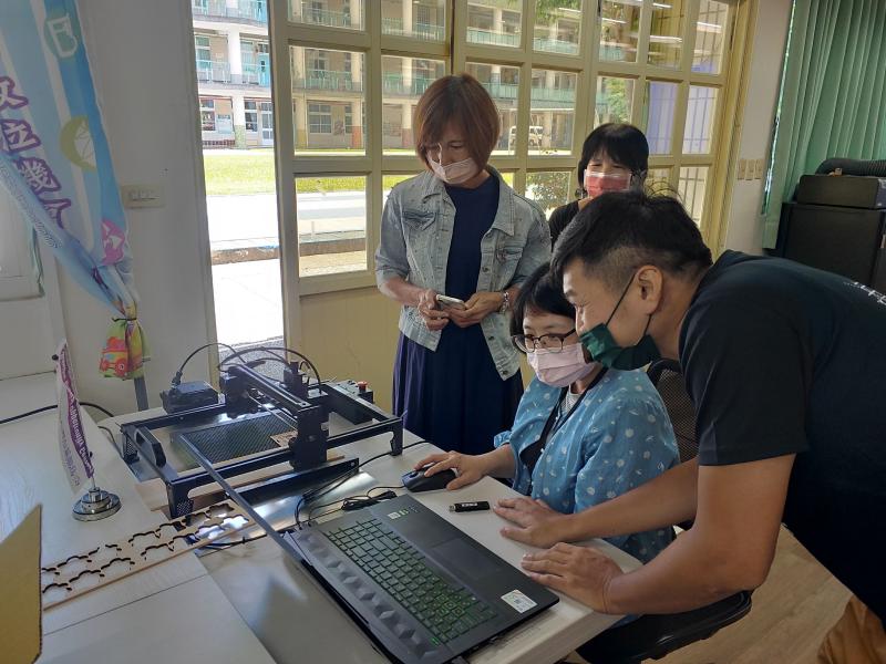 讓學員親自操作啟動雷雕模式