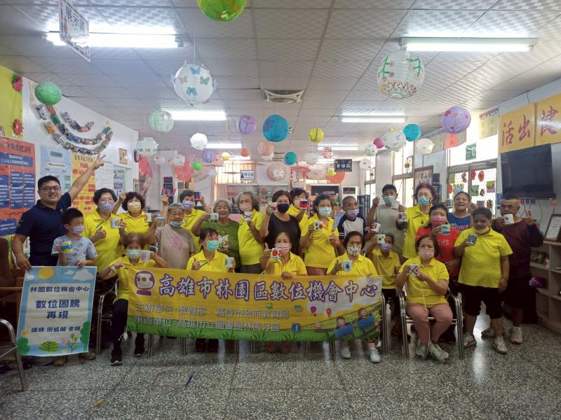 講師與手拿作品學員大合影。