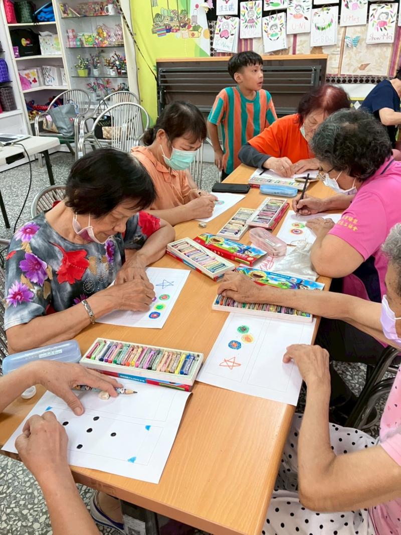 學員全程參與創作，從圖騰設計發想到熱轉印操作，一手包辦1。