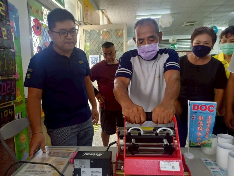 學員全程參與創作，從圖騰設計發想到熱轉印操作，一手包辦2。