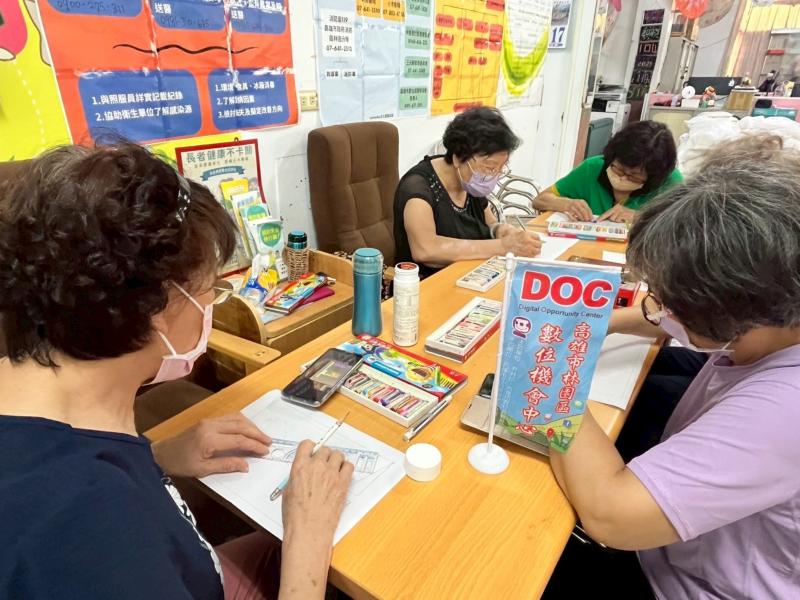 馬克杯圖案都是自己設計的，有圖騰、服飾、傳統符號等等，很有族群特色！