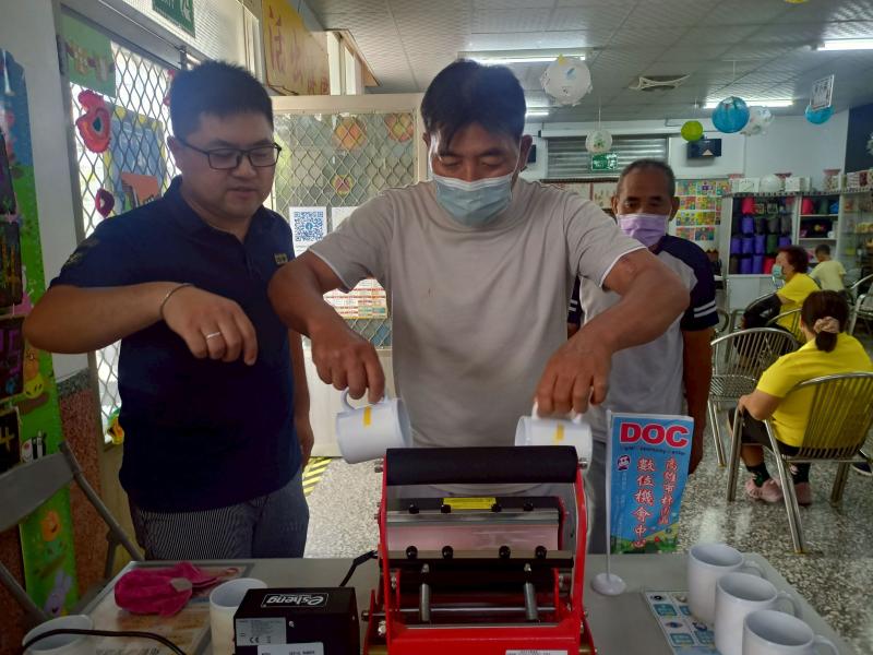 學員把圖貼到空白馬克杯上、放進熱轉印馬克杯機加熱、等待完成後撕開膠帶──漂亮的馬克杯就完成啦！