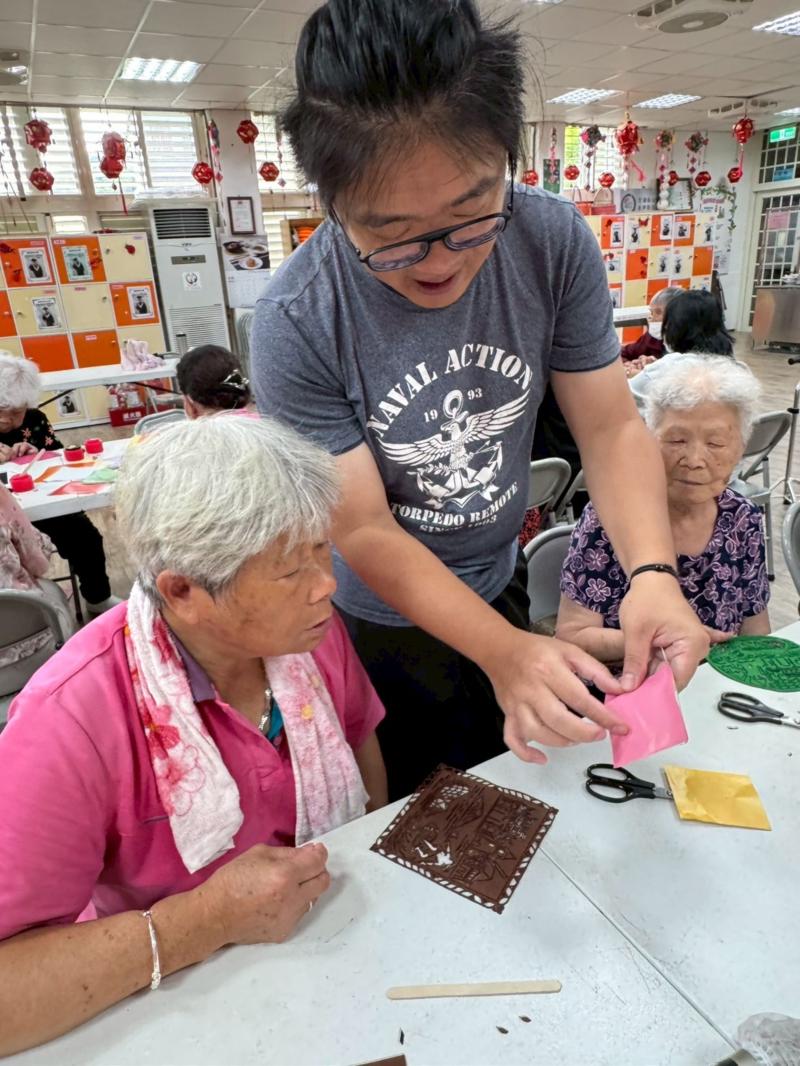裁藝機具備高精度的切割與雕刻功能，讓設計更具自由度與細膩度。透過不織布的柔韌材質與多彩特性，我們製作出融合當地元素的創作品