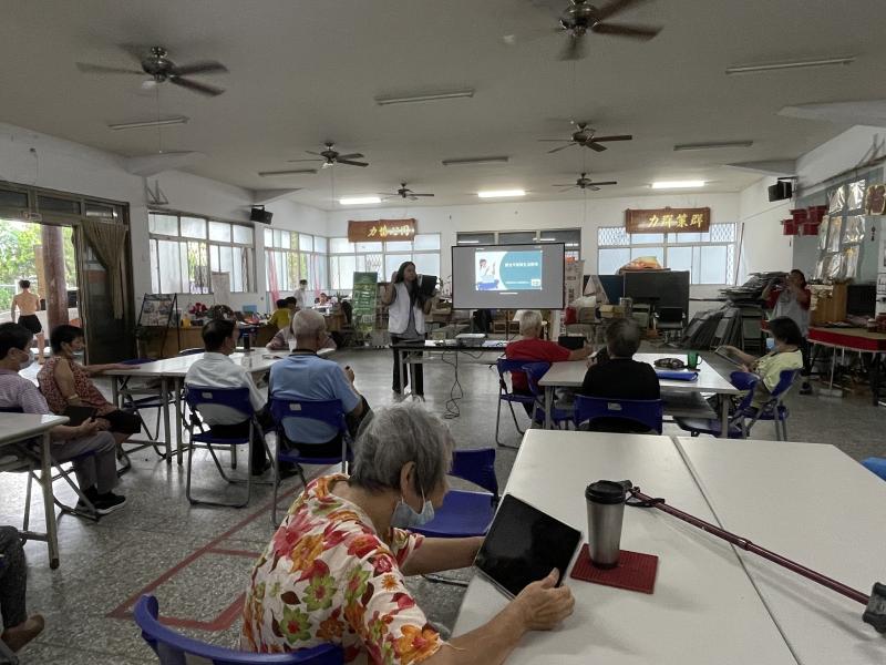 114年7月4日於水里民和巷弄站舉辦平板課程，教導長者基本操作與應用，建立數位自信，活用於生活中。