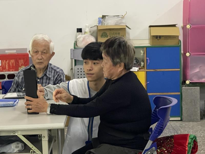 課程以台語與國語教學，數位助教一對一協助操作，氣氛活潑，學員積極參與、操作認真。