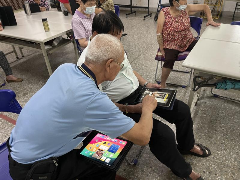 兩位長者主動教學與分享心得，互動熱烈，展現樂齡學習精神，成功推動數位共融與智慧生活。