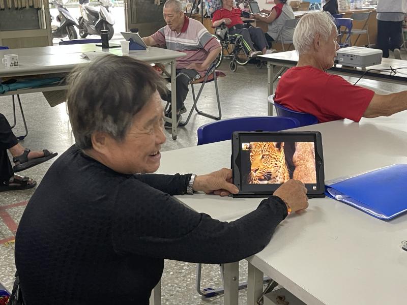 長者學會開關機、調整音量、用語音查詢老歌與食譜，成功觀看影片並跟唱或筆記，展現數位學習成果與生活應用力。