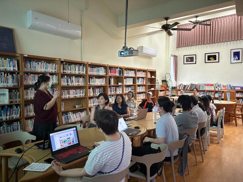 7/9在碧雲莊社區照顧關懷據點，李美玲老師帶來《AI新世界－生成式AI文書達人》課程，15位志工一起探索ChatGPT等生成式AI工具在生活中的實用應用。