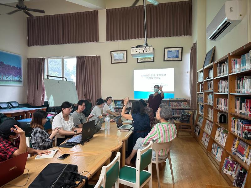 老師現場示範如何使用AI平台撰寫文案、整理資訊，從簡單提問到具體指令，學員們驚呼：「原來這麼好用！」