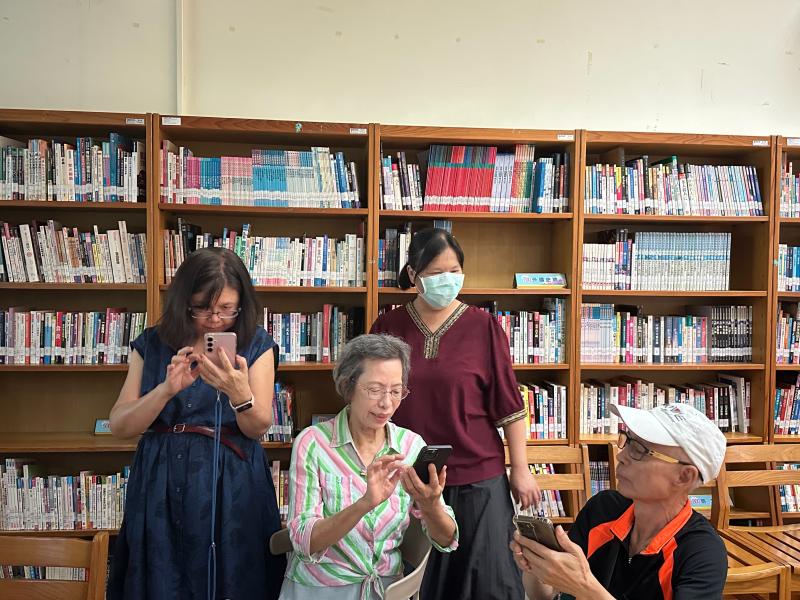 學員實際操作輸入指令，嘗試生成生活相關文案，包含活動通知、社群貼文等，大家學得開心又實用，為未來志工服務加分不少！