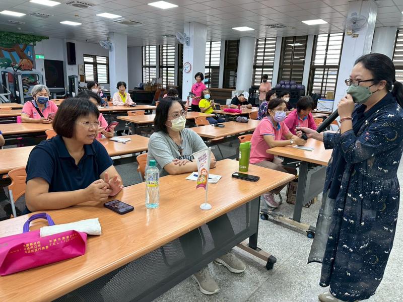 講師正在向學員介紹今日課程主題，引導學員快速上手