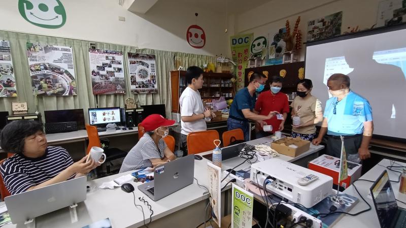 將印製出的圖案貼到到馬克杯上,準備熱轉印