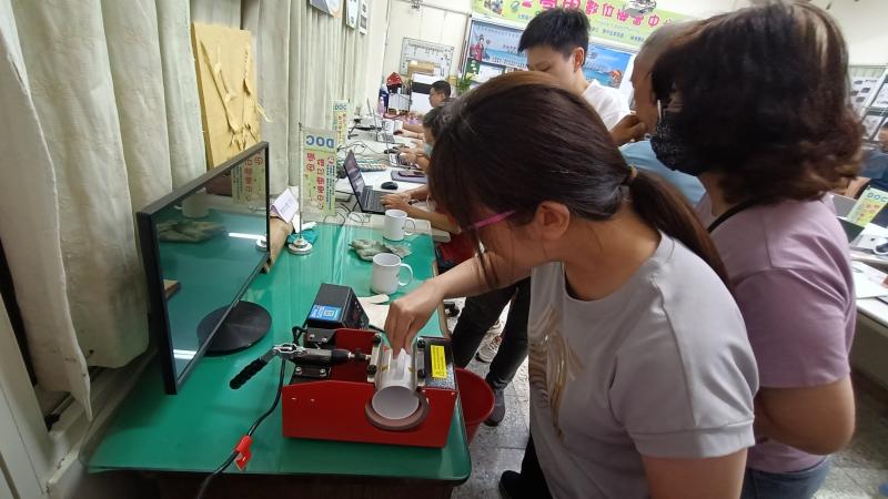 將印製出的圖案轉印到馬克杯與飲料提袋上,實際完成專屬的生活小物