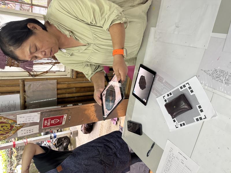 學員使用平板進行3D物件掃描