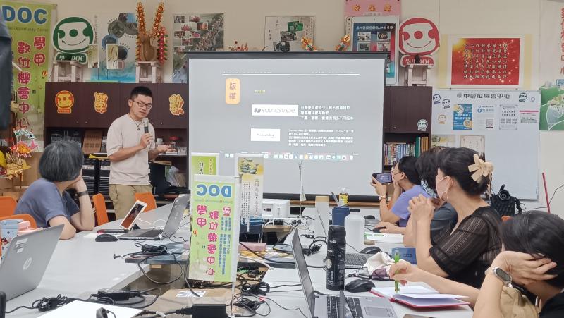 老師指導如何加入文字、音樂與貼圖，讓影片更具吸引力與完整性