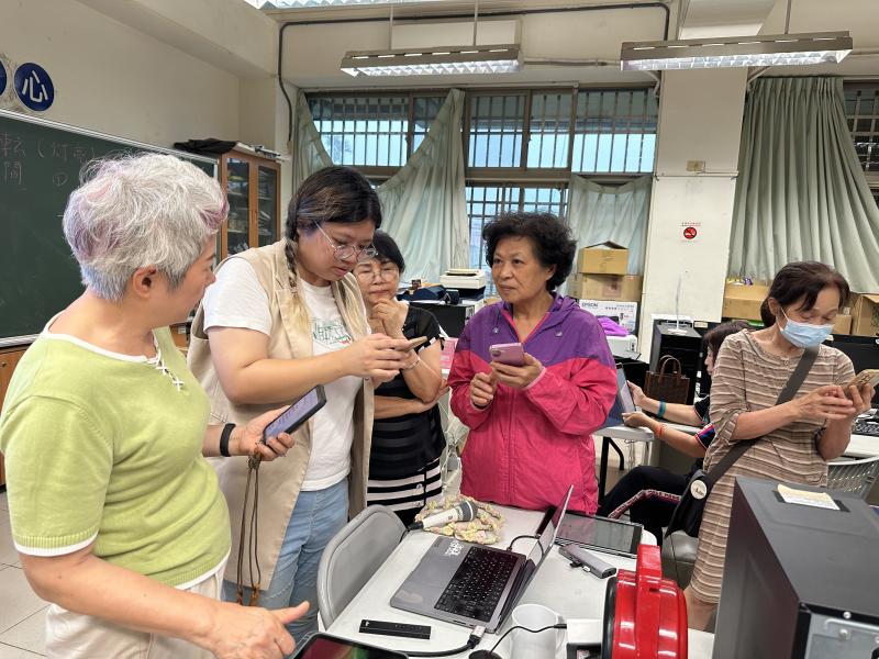 老師協助學員Canva插入照片點選相機膠卷操作位置.