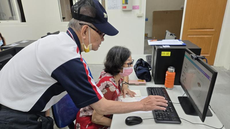學員主動幫忙指導同伴，讓課堂氣氛更有互助的感覺