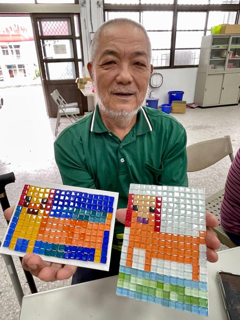 認識了像素畫之後，講師帶領學員使用馬賽克拼貼方式