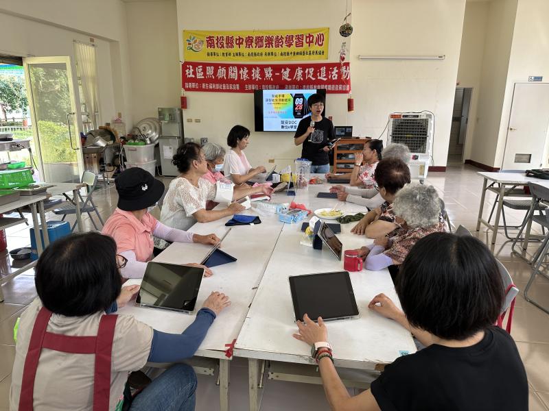 老師用簡報講解上課內容