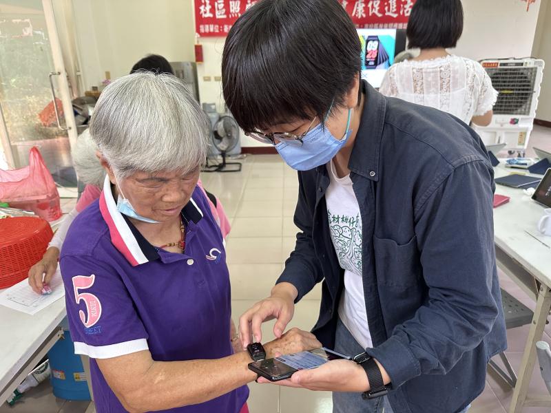 學員運動後查看手環數據