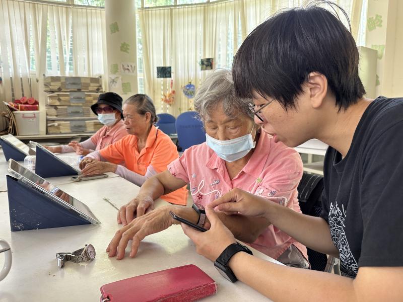 學員學習操作手環運動記錄功能