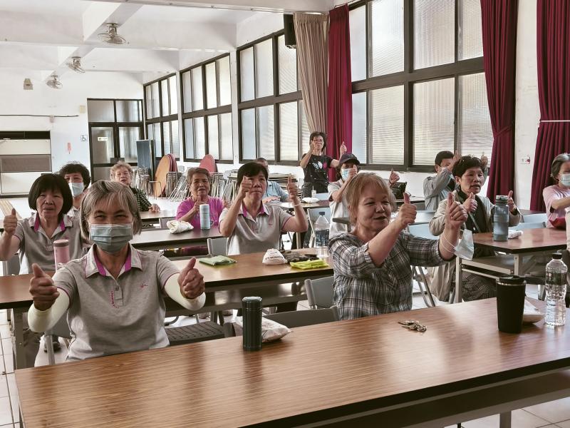 學員學習利用數位工具，做健康運動