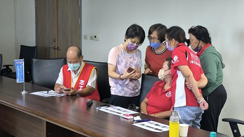 學員與老師討論，老師指導如何操作