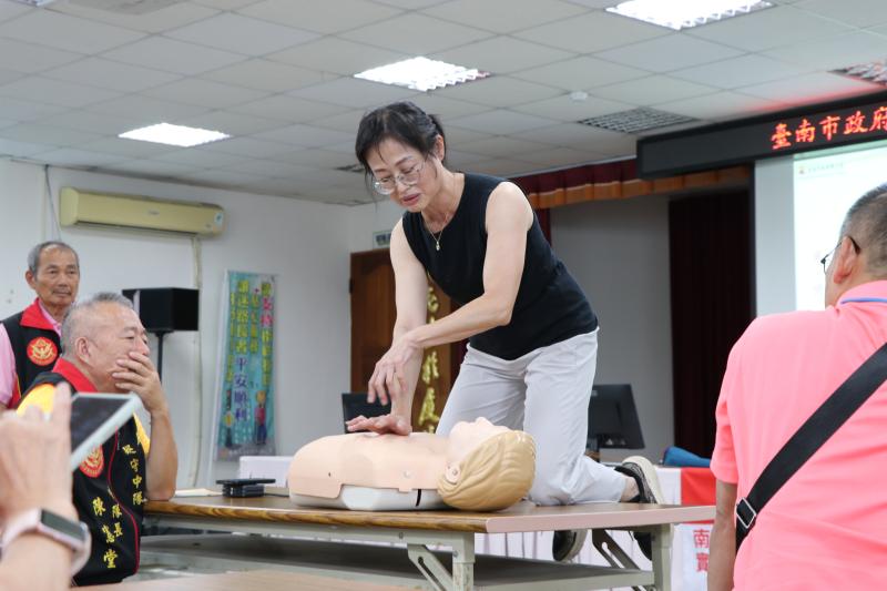 護理長示範CPR