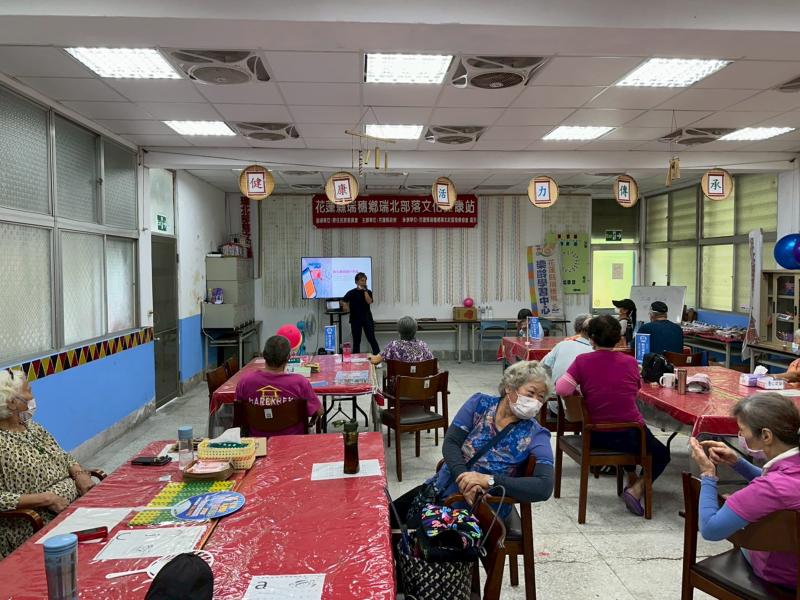 講師向學員介紹今日課程內容