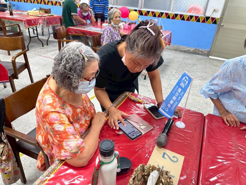 講師指導學員做城市安裝