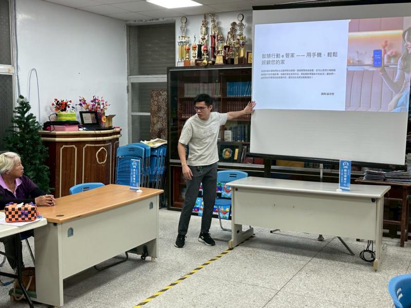 講師向學員介紹今日課程內容