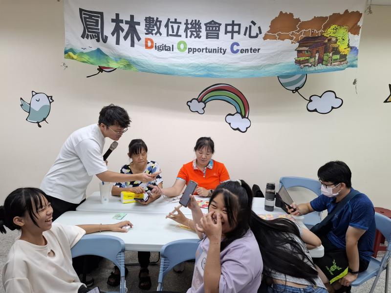 講師協助學員使用智慧鏡頭