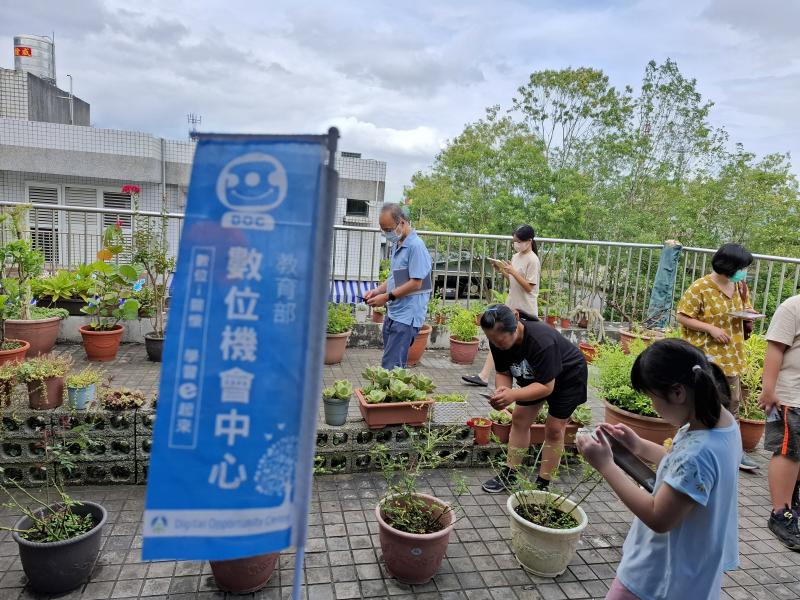 學員在鳳林親子館小花園使用智慧鏡頭進行植物辨識