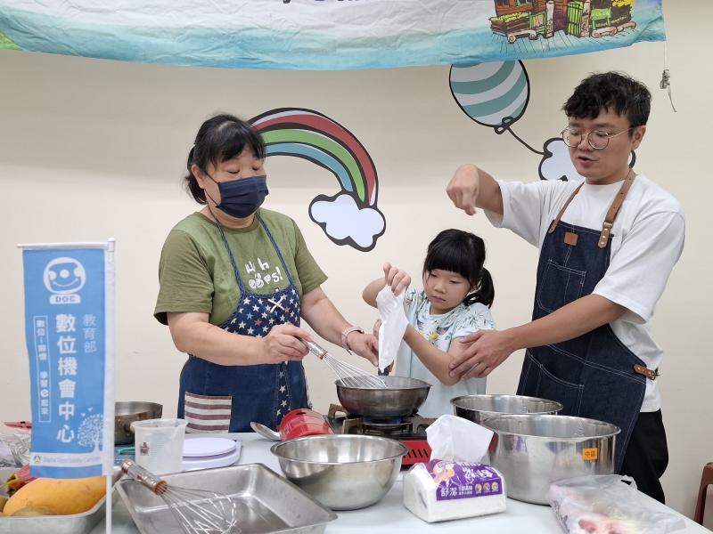 講師與助教協助小小學員體驗做布丁