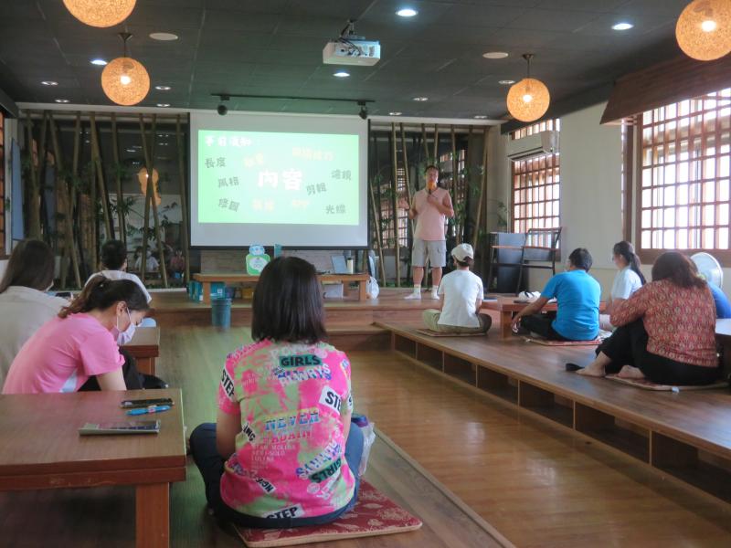 老師在講述微電影的步驟