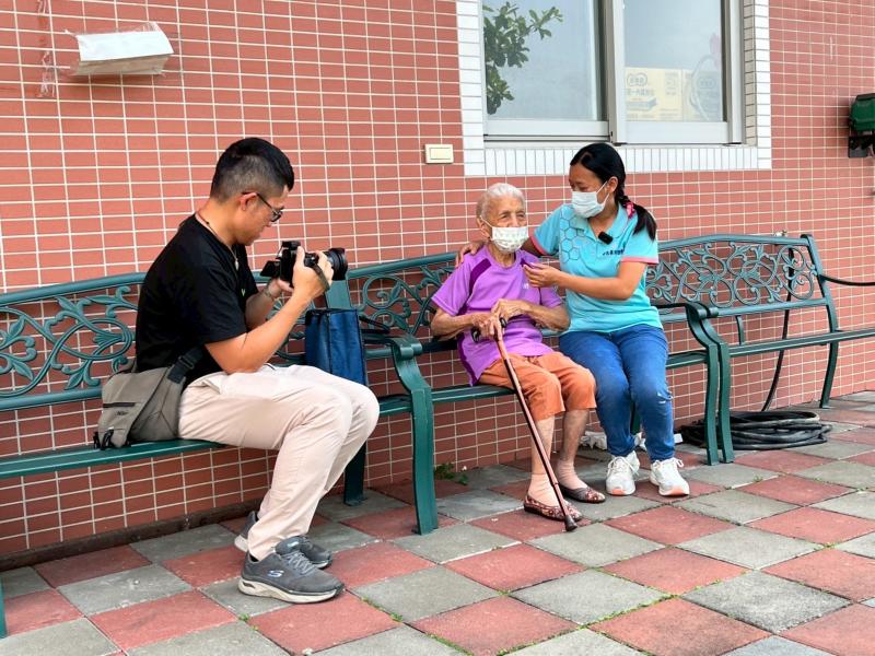 新住民何依宓在據點工作-照顧長者、無論是膚慰長者的情緒或是照顧起居等、無微不至。