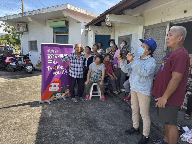 講師陪伴學員操作空拍機