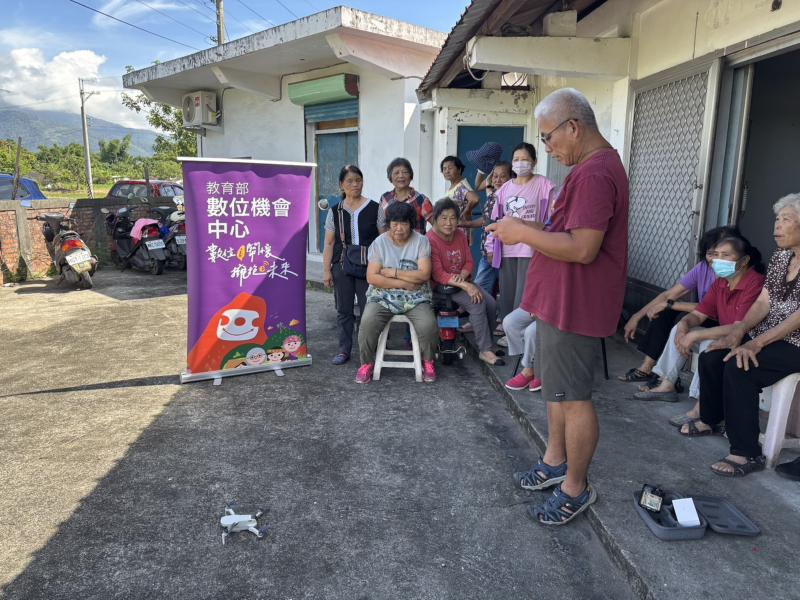 講師示範如何操作空拍機