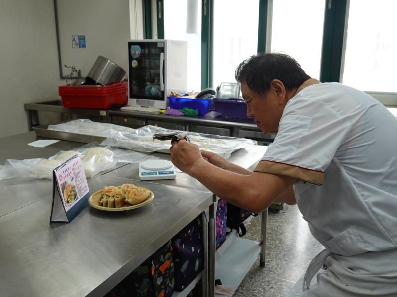 練習拍攝料理成品，掌握光線運用與擺盤構圖，凸顯食物特色