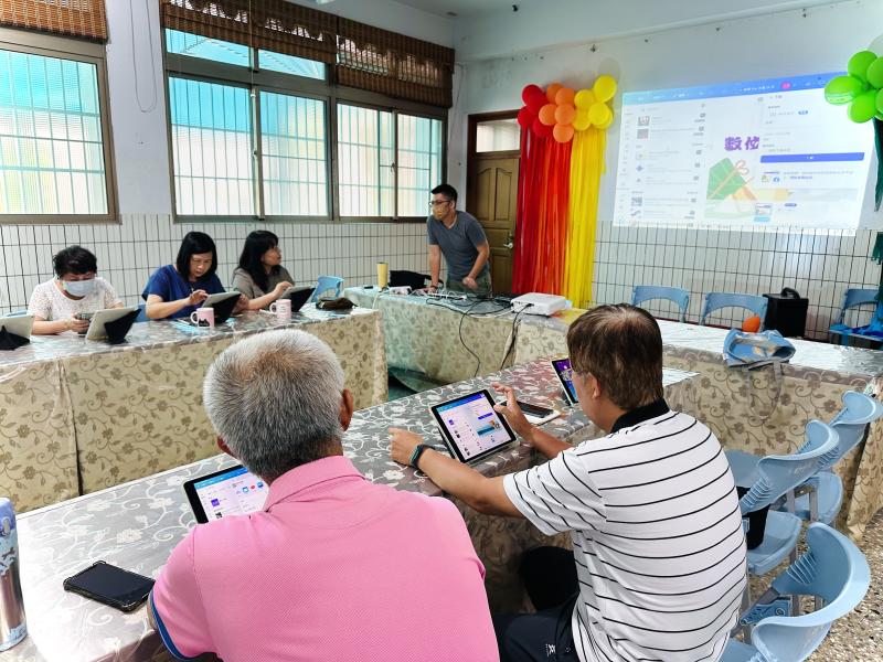 上課一開始老師首先帶著大家登入線上繪圖工具，解說工具列的工具有哪些功能，素材庫如何使用到如何利搭配背景繪製一張會動的圖畫，還能改變移動的位置，大家都覺得很有趣。