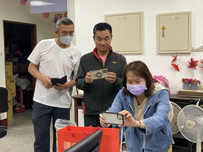 學員相互觀摩與交流，構圖角度掌握與對焦操作等基礎手機攝影技術練習